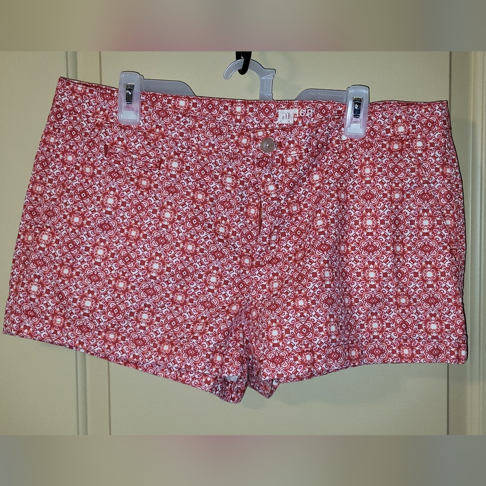 Gap Woman Red white deco tile 3" inseam shorts zip up pockets Size 16 R preowned